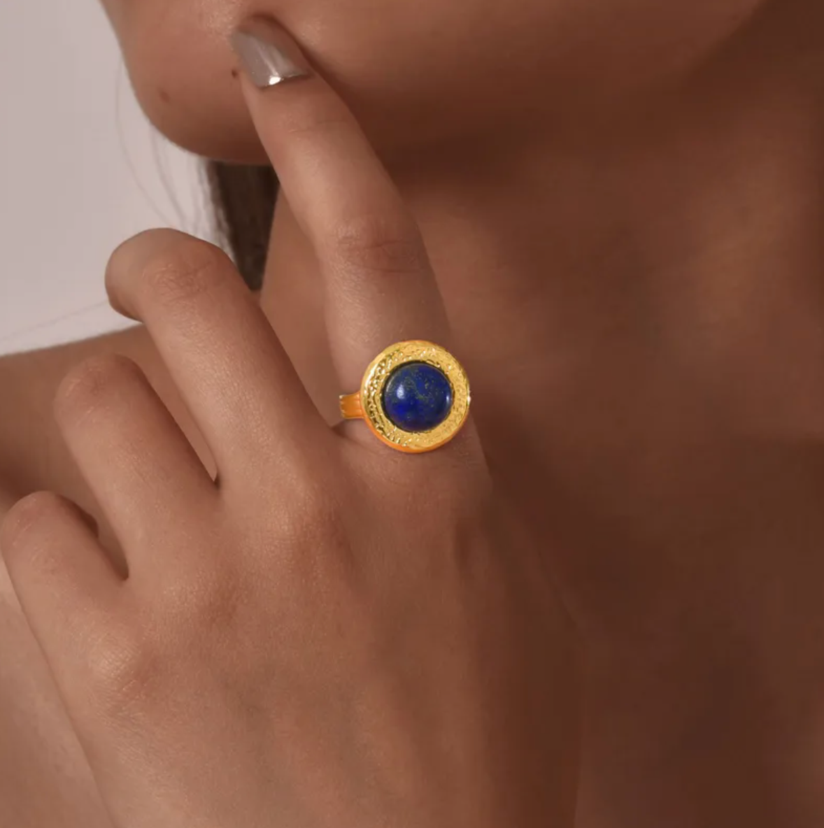 Élégante et puissante, cette bague associe une pierre bleue intense à une monture dorée martelée, pour un rendu inspiré des bijoux antiques.

Matériau : Acier inoxydable couleur doré, finition martelée. Pierre synthétique imitation lapis lazuli avec inclusions dorées.

Dimensions : Diamètre de la face : 1,68 cm. Taille ajustable. Poids : 6 g.

Design : Finition texturée et irrégulière évoquant l’artisanat ancien. La pierre bombée évoque un ciel étoilé, entre bleu nuit et reflets dorés.

Style : Parfait pour