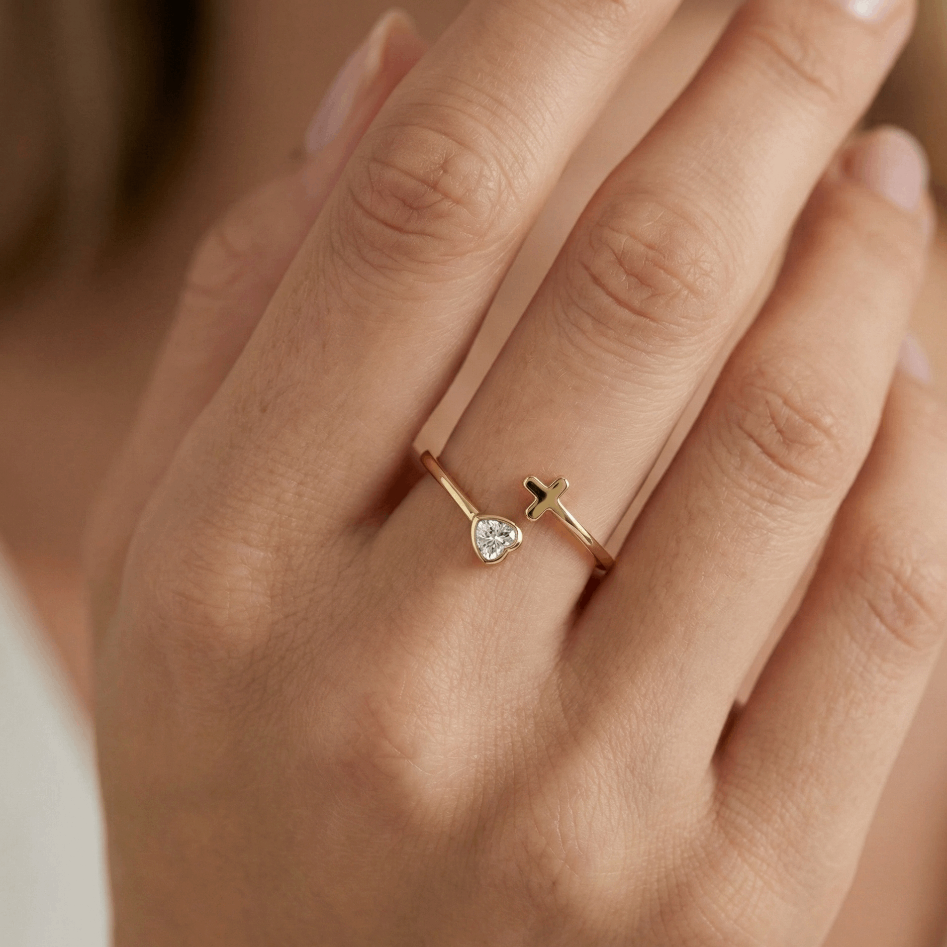 Bague dorée en laiton or 18k ajustable avec croix et cœur serti zircon