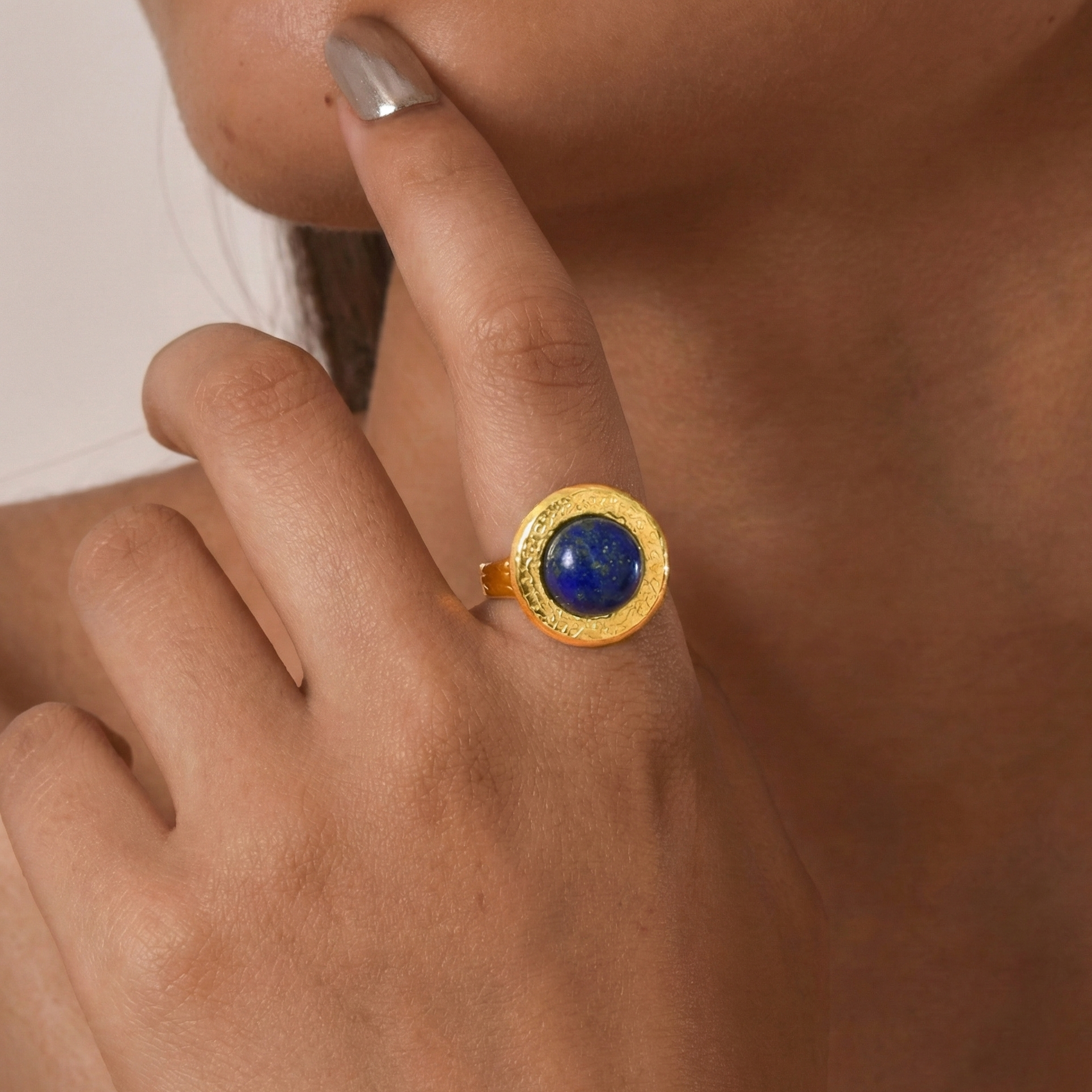 Bague dorée martelée avec pierre Lapis Lazuli bleue