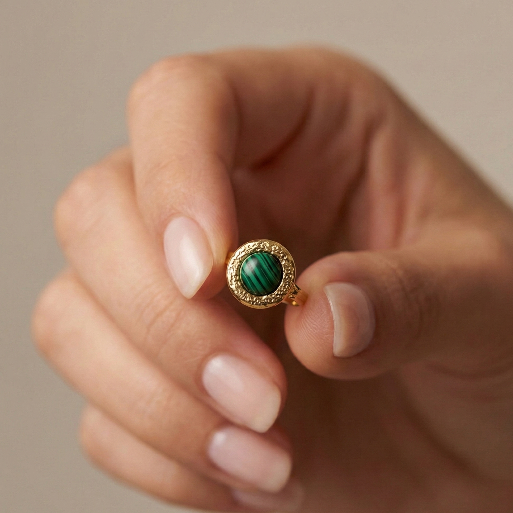 Bague dorée martelée avec pierre malachite verte