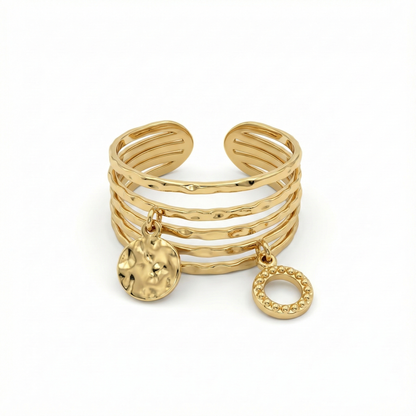 Bague dorée multi-rangs avec breloques martelées