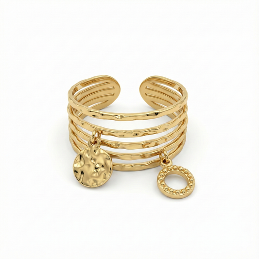 Bague dorée multi-rangs avec breloques martelées
