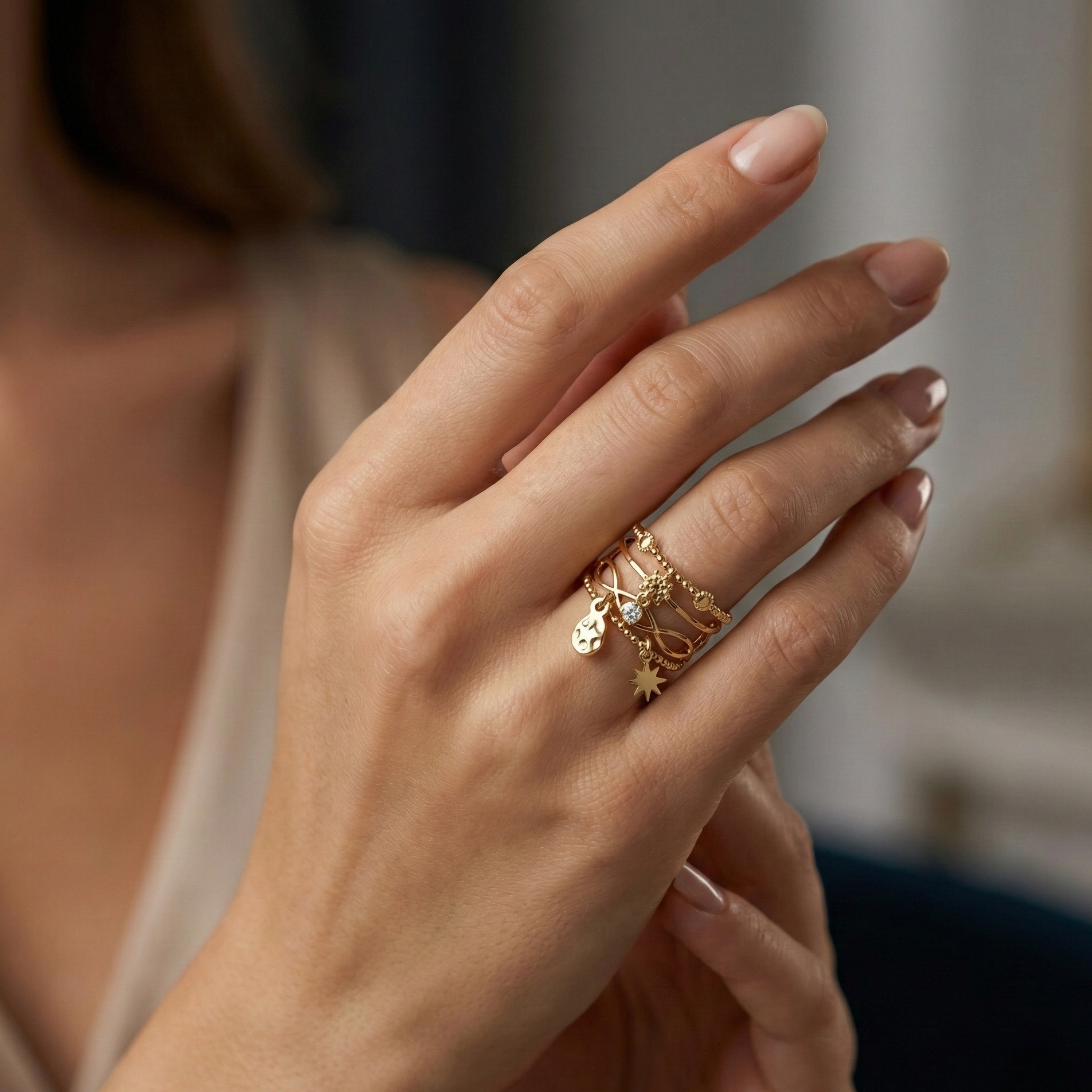 Bague dorée multi-rangs avec étoiles et cristaux scintillants