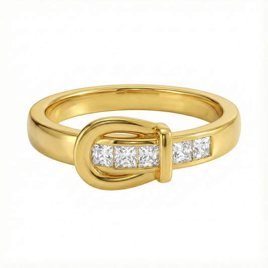 Bague dorée or 18k motif ceinture avec boucle mobile articulée et zircons blancs sertis, bijou contemporain et graphique