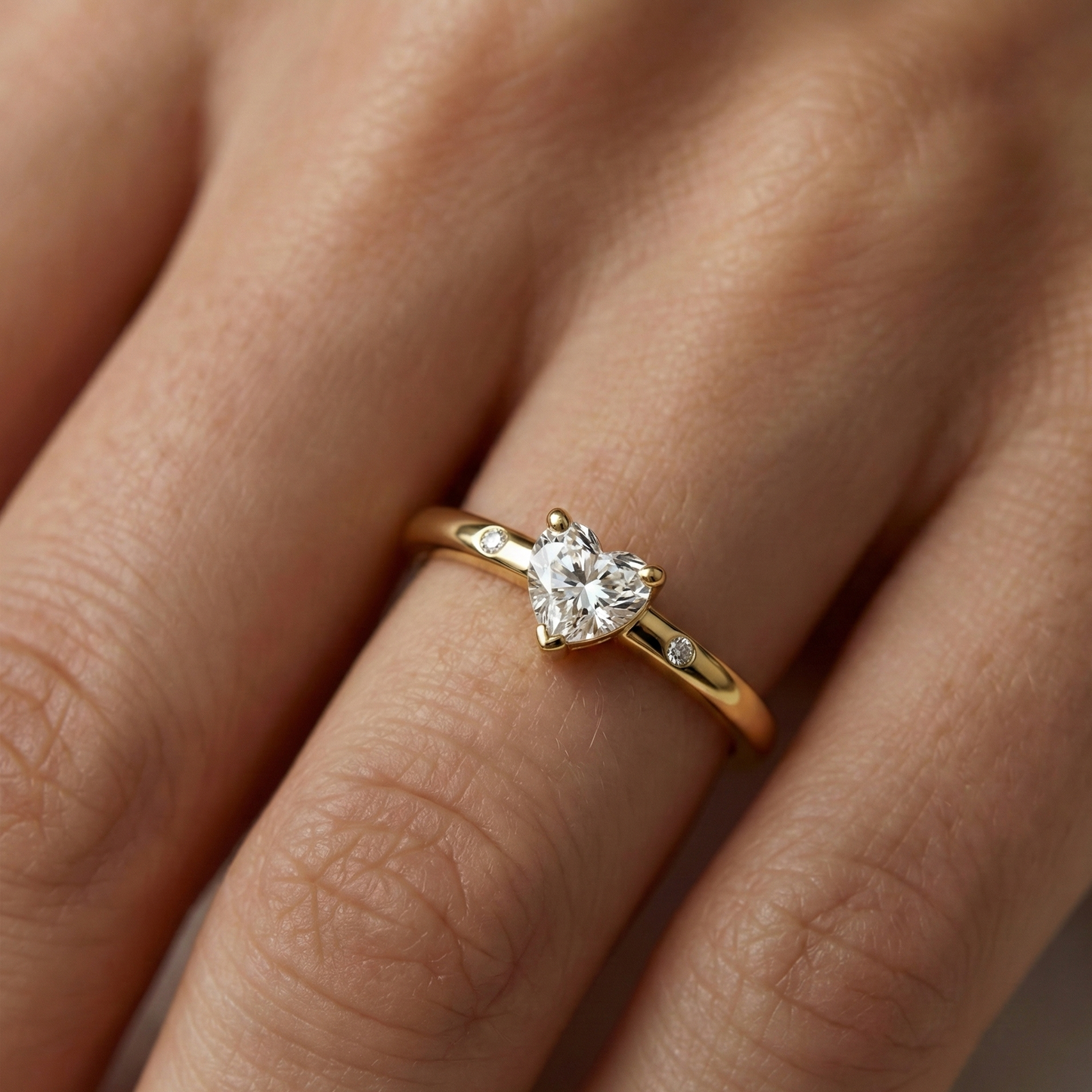 Bague dorée or 18k avec zircon blanc en forme de cœur et petits zircons latéraux, bijou romantique minimaliste et élégant
