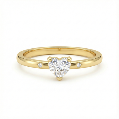 Bague dorée or 18k avec zircon blanc en forme de cœur et petits zircons latéraux, bijou romantique minimaliste et élégant