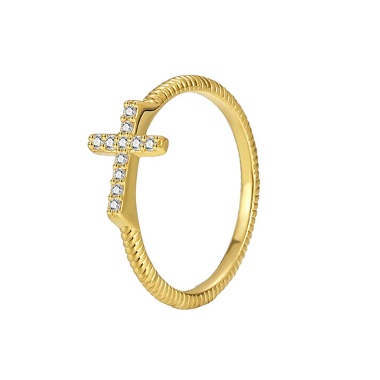 Bague dorée or 18K pour femme, ornée d’une croix sertie de zircons blancs sur un anneau torsadé fin, au style minimaliste et spirituel, symbole de foi et d’élégance intemporelle.