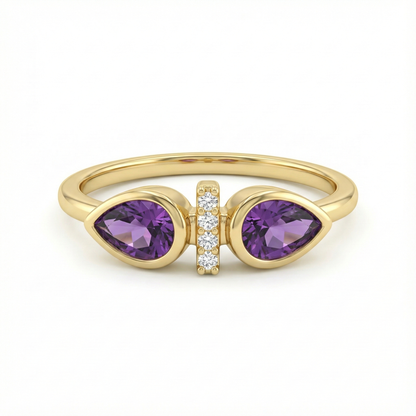 Bague dorée or 18k avec deux pierres violettes taille goutte et ligne de strass scintillants, design asymétrique élégant