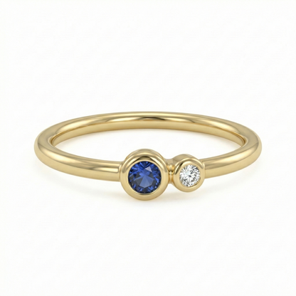 Bague dorée or 18k fine avec pierre bleue ronde et zircon blanc décentrés