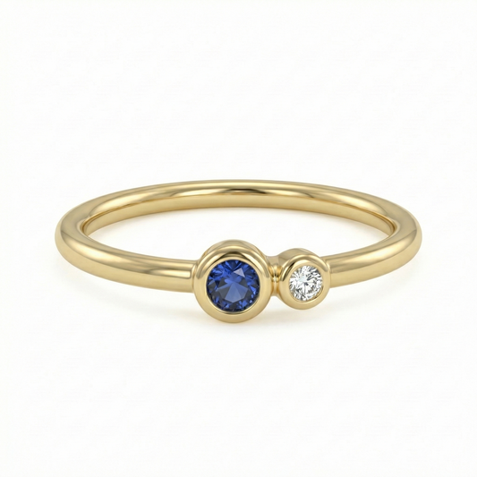 Bague dorée or 18k fine avec pierre bleue ronde et zircon blanc décentrés