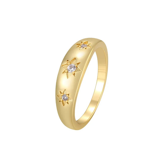 Bague dorée or 18K pour femme, ornée de trois étoiles gravées à huit branches serties de zircons scintillants, au style astral et poétique, parfaite pour un look raffiné et symbolique inspiré du ciel nocturne.