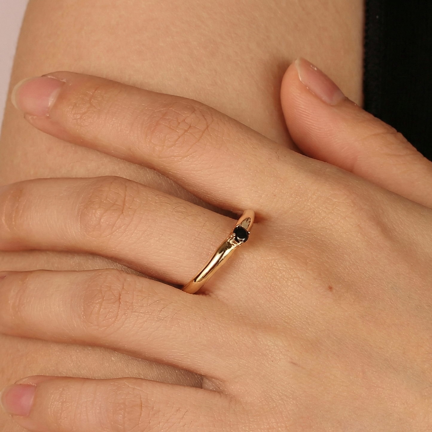 Bague dorée or 18k fine avec pierre noire ronde facettée sertie en solitaire, bijou minimaliste élégant et moderne