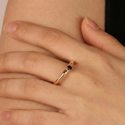 Bague dorée or 18k fine avec pierre noire ronde facettée sertie en solitaire, bijou minimaliste élégant et moderne