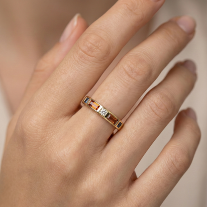 Bague dorée or 18k avec zircons multicolores rectangulaires et carrés, design géométrique moderne et élégant