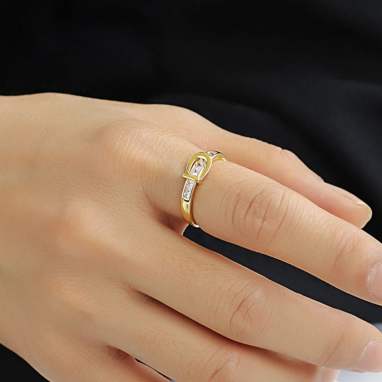 Bague dorée or 18K pour femme, au motif nœud contemporain orné de zircons étincelants, au design fluide et épuré, symbole de lien, d’élégance et de modernité raffinée.