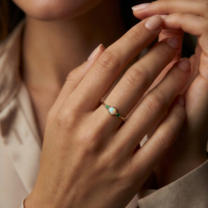 Bague dorée or 18k avec opale blanche et zircons verts