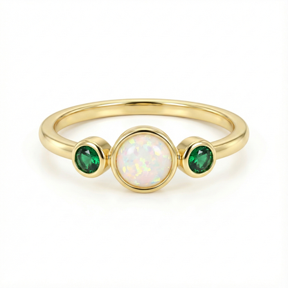 Bague dorée or 18k avec opale blanche et zircons verts