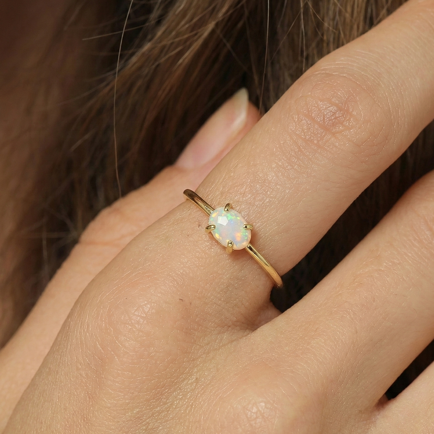 Bague dorée or 18k fine avec pierre opale ovale aux reflets irisés, bijou minimaliste lumineux et élégant