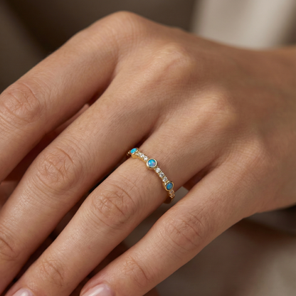 Bague dorée or 18k avec trois opales arc-en-ciel et zircons blancs