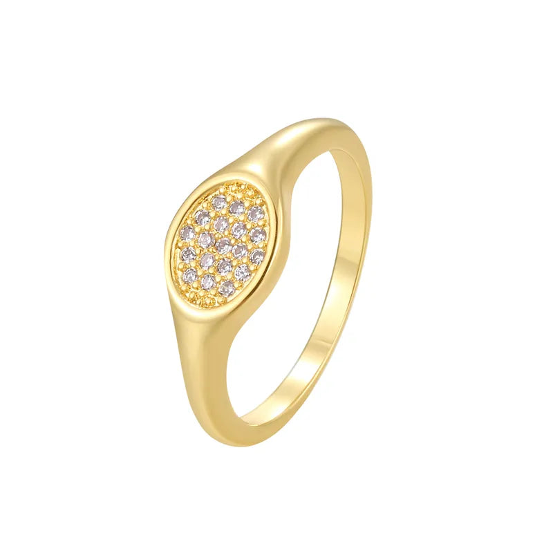 Bague dorée or 18K pour femme, à forme ovale bombée entièrement pavée de zircons scintillants, inspirée de la chevalière moderne, au style chic et lumineux pour un look raffiné et contemporain.