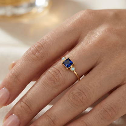 Bague dorée or 18k avec pierre bleue carrée et opales synthétiques