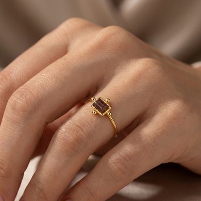 Bague dorée or 18k avec pierre prune rectangulaire et détails perlés d’inspiration antique