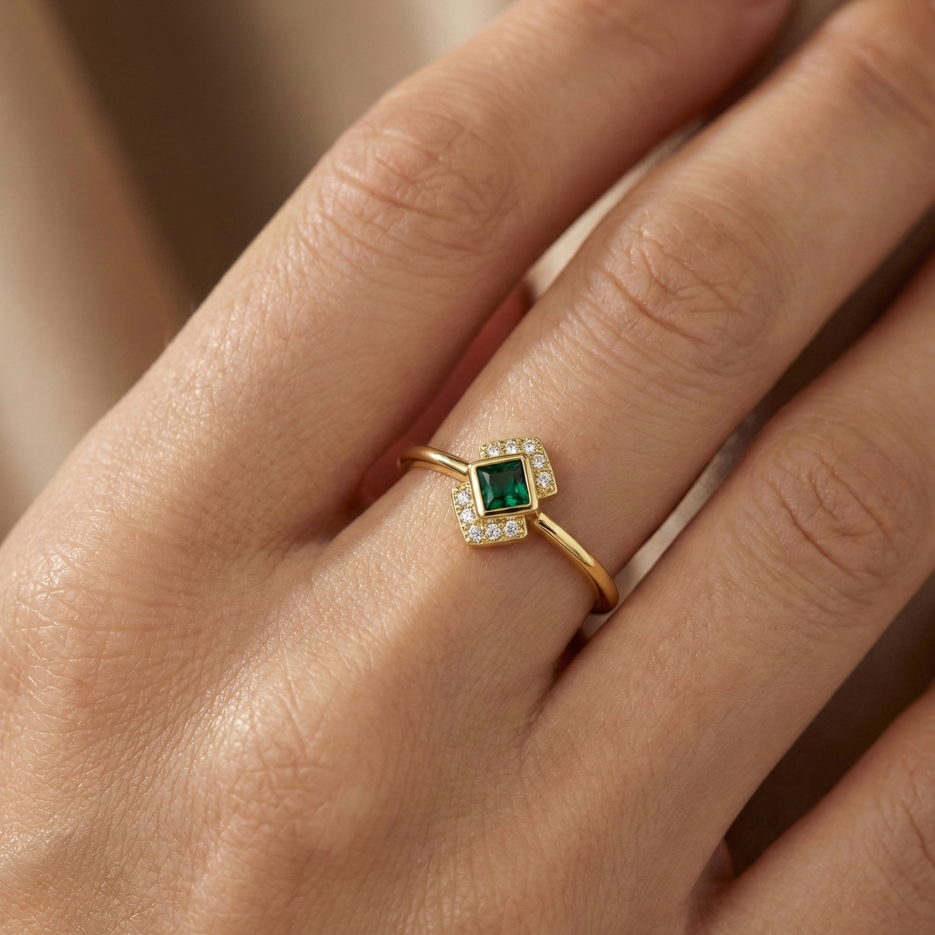 Bague dorée or 18k avec pierre verte carrée facettée entourée de zircons blancs, bijou rétro chic et élégant