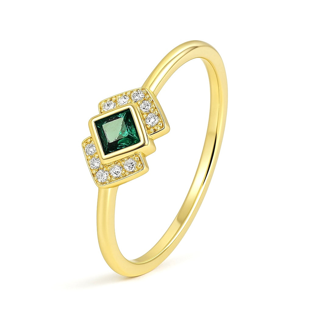 Bague dorée or 18K pour femme, ornée d’une pierre verte carrée facettée façon émeraude entourée de zircons blancs scintillants, au style rétro chic et graphique, alliant élégance intemporelle et modernité raffinée.