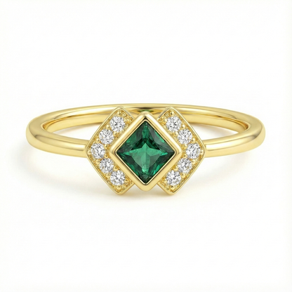 Bague dorée or 18k avec pierre verte carrée facettée entourée de zircons blancs, bijou rétro chic et élégant