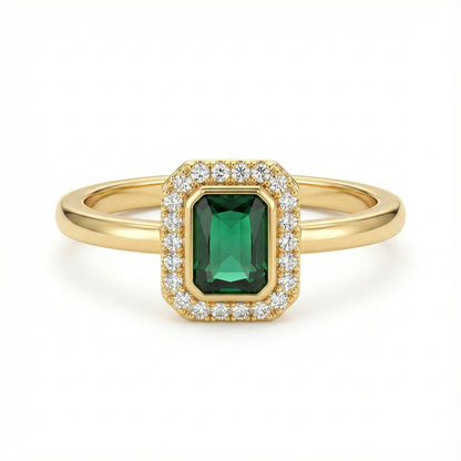 Bague dorée or 18k avec pierre verte rectangulaire imitation émeraude entourée de zircons blancs, bijou style Art déco élégant et intemporel