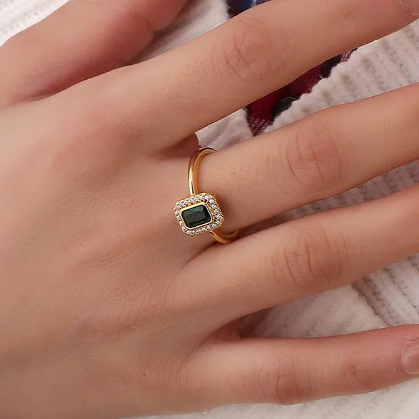 Bague dorée or 18K pour femme, sertie d’une pierre verte rectangulaire façon émeraude entourée de zircons blancs scintillants, au style Art déco chic et intemporel, symbole d’élégance et de caractère.