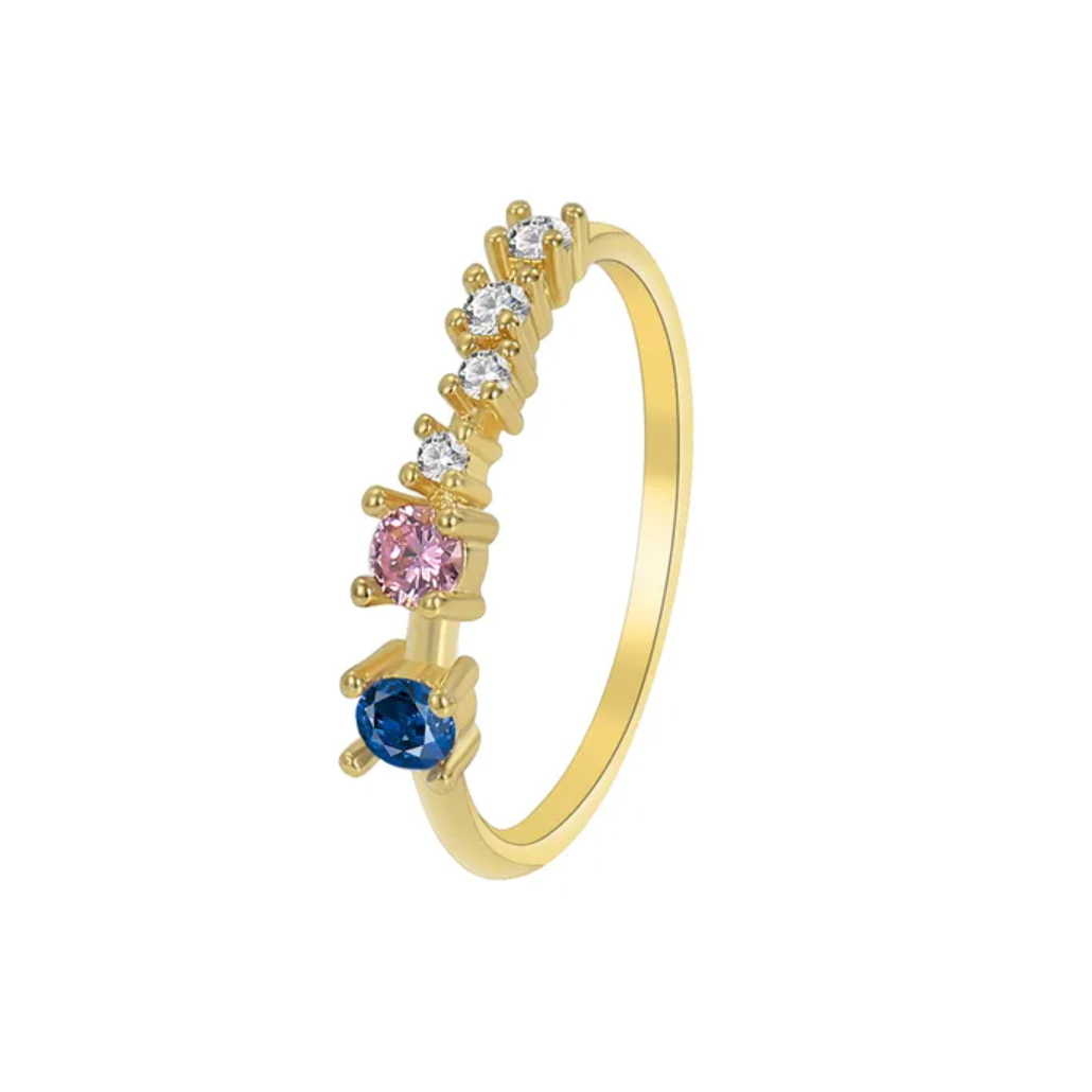 Bague dorée or 18K pour femme, ornée de zircons colorés bleu saphir, rose poudré et blancs alignés sur une ligne fine incurvée, au style minimaliste, coloré et féminin, parfaite pour ajouter une touche lumineuse et raffinée.