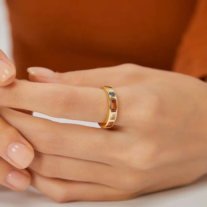 Bague dorée or 18K pour femme, ornée de zircons multicolores rectangulaires et carrés dans des tons bleu saphir, orange ambré et blanc lumineux, au design géométrique moderne et raffiné, parfaite pour un style contemporain et audacieux.