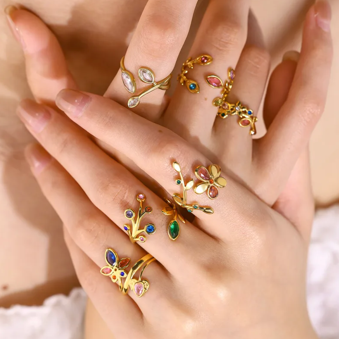 Bague fine couleur doré, inspirée d'une branche florale, ornée de cristaux multicolores éclatants. Ouverte et ajustable, elle épouse le doigt avec légèreté et élégance.

Matériaux : Acier inoxydable finition doré 18K PVD, cristaux synthétiques.

Dimensions :
Diamètre intérieur : 1,8 cm (ajustable)
Hauteur : 2,2 cm
Poids : 2 g

Style : Féminine, légère, un brin féerique. À porter seule ou en accumulation pour un look boho-chic lumineux.