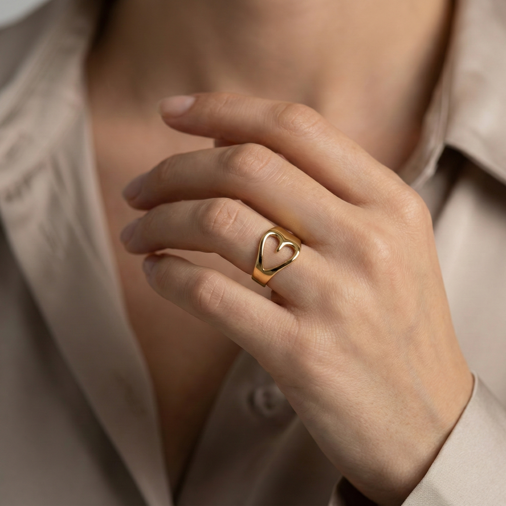 Bague dorée ouverte au design abstrait et fluide