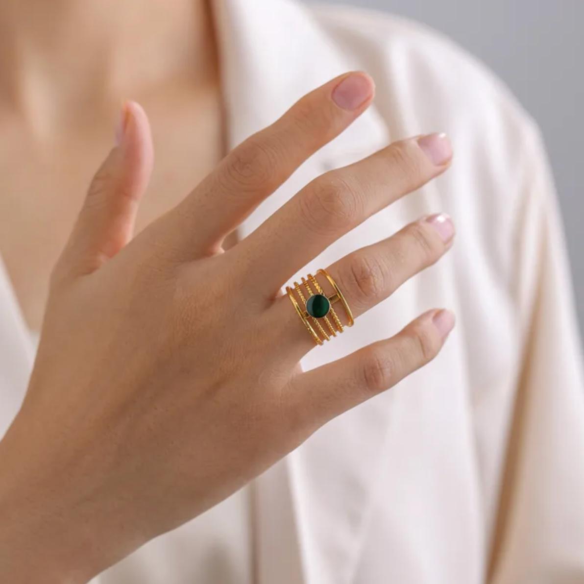 Une bague structurée en acier inoxydable doré, composée de cinq rangs perlés et ornée d’une pierre ronde verte foncée. Son style affirmé et texturé en fait un accessoire de caractère à l’élégance organique.

Matériau : Acier inoxydable couleur doré, placage PVD or 18K, cabochon vert synthétique, hypoallergénique, résistant à l’eau et à l’oxydation.

Dimensions : Diamètre 1,8 cm, taille ajustable, poids 2,1 g.

Design : Structure ouverte, composée de rangées perlées régulières, reliées par un axe central qui