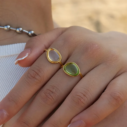 Bague dorée résine ovale blanche portée sur doigt