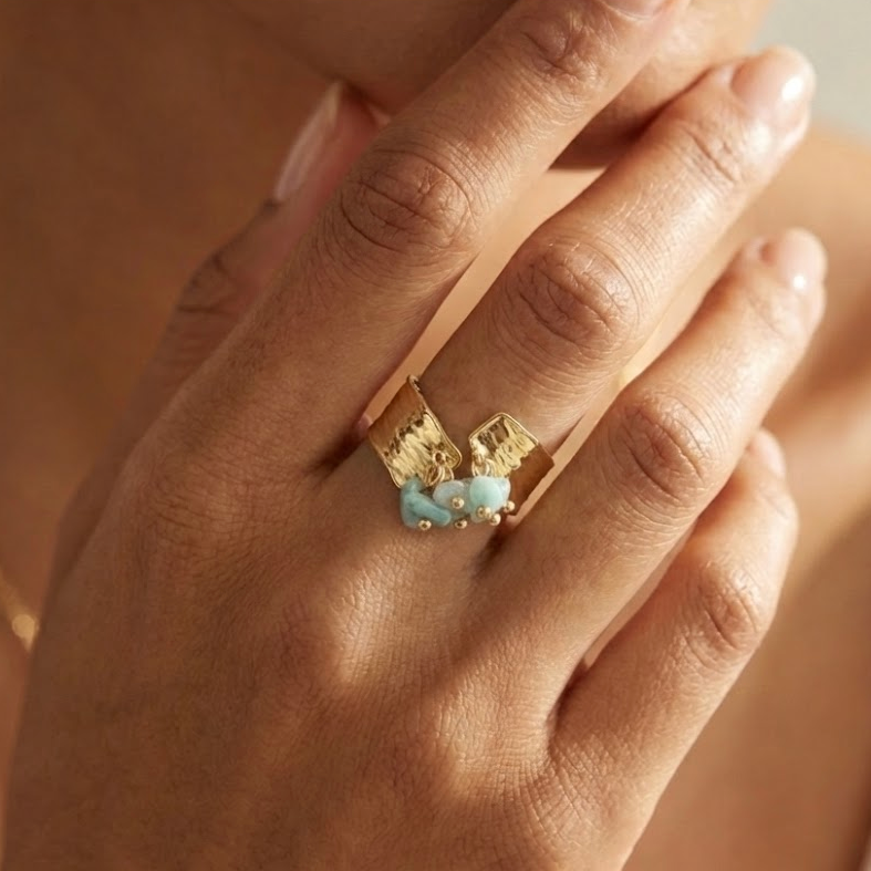 Bague d'été lumineuse en acier inoxydable doré, ornée de pierres couleur vert d'eau (menthe) rafraîchissante.