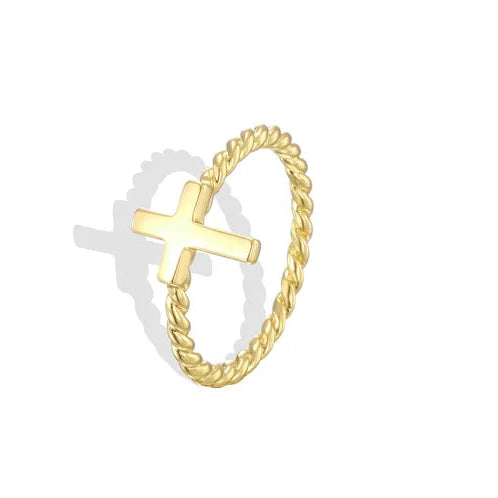 Bague femme dorée en or 18K avec croix horizontale lisse sur anneau torsadé. Bijou minimaliste et symbolique, raffiné et spirituel, parfait pour un look élégant et moderne