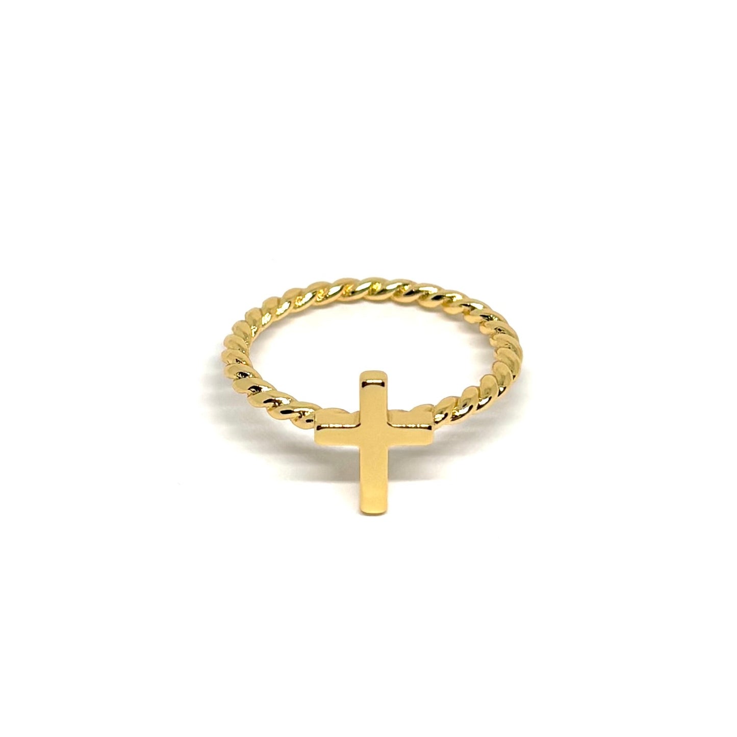 Bague femme dorée en or 18K avec croix horizontale lisse sur anneau torsadé. Bijou minimaliste et symbolique, raffiné et spirituel, parfait pour un look élégant et moderne