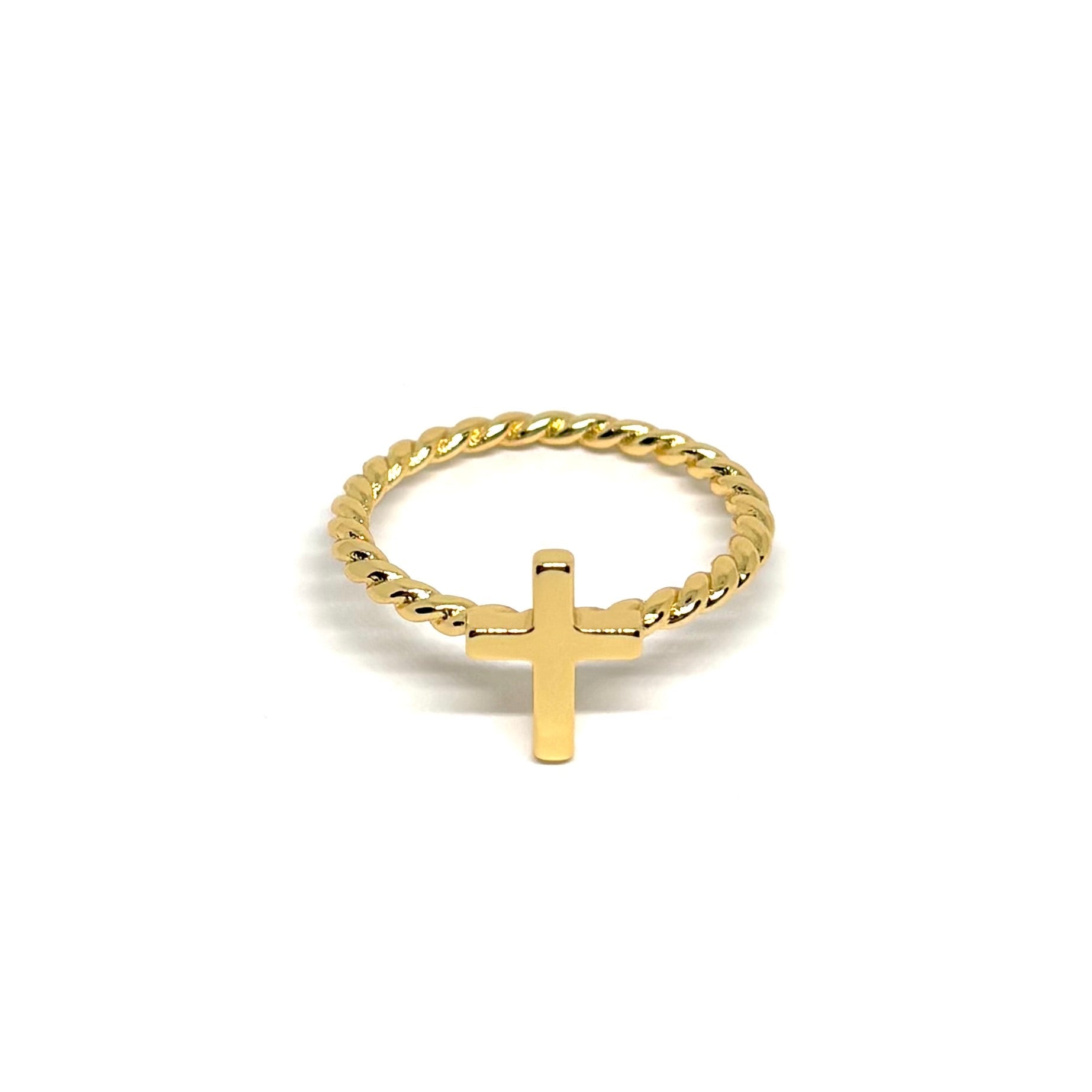 Bague femme dorée en or 18K avec croix horizontale lisse sur anneau torsadé. Bijou minimaliste et symbolique, raffiné et spirituel, parfait pour un look élégant et moderne
