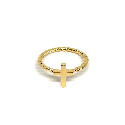Bague femme dorée en or 18K avec croix horizontale lisse sur anneau torsadé. Bijou minimaliste et symbolique, raffiné et spirituel, parfait pour un look élégant et moderne