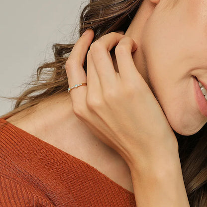 Bague femme dorée en or 18K, sertie de trois opales synthétiques irisées et de zircons blancs. Bijou raffiné au design fin et poétique, inspiré d’un halo céleste, idéal pour un look élégant et sophistiqué