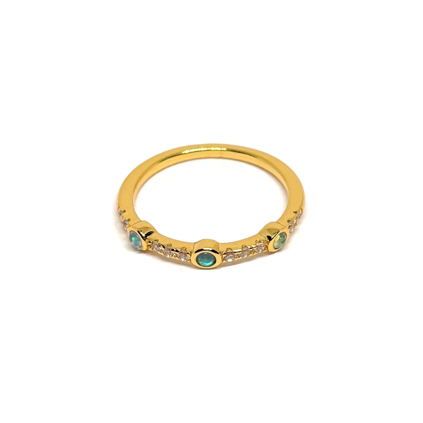 Bague femme dorée en or 18K, sertie de trois opales synthétiques irisées et de zircons blancs. Bijou raffiné au design fin et poétique, inspiré d’un halo céleste, idéal pour un look élégant et sophistiqué