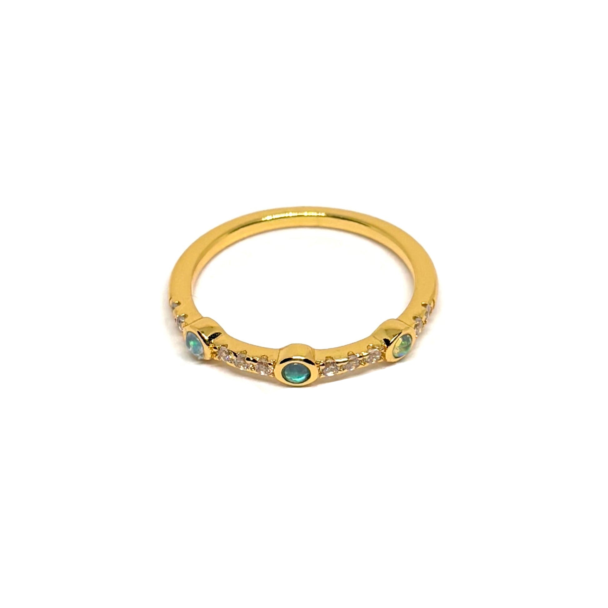 Bague femme dorée en or 18K, sertie de trois opales synthétiques irisées et de zircons blancs. Bijou raffiné au design fin et poétique, inspiré d’un halo céleste, idéal pour un look élégant et sophistiqué