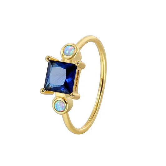 Bague femme dorée en or 18K avec pierre bleue façon saphir et opales synthétiques irisées. Bijou mystique et raffiné, inspiré des nuits étoilées, idéal pour un look élégant et spirituel