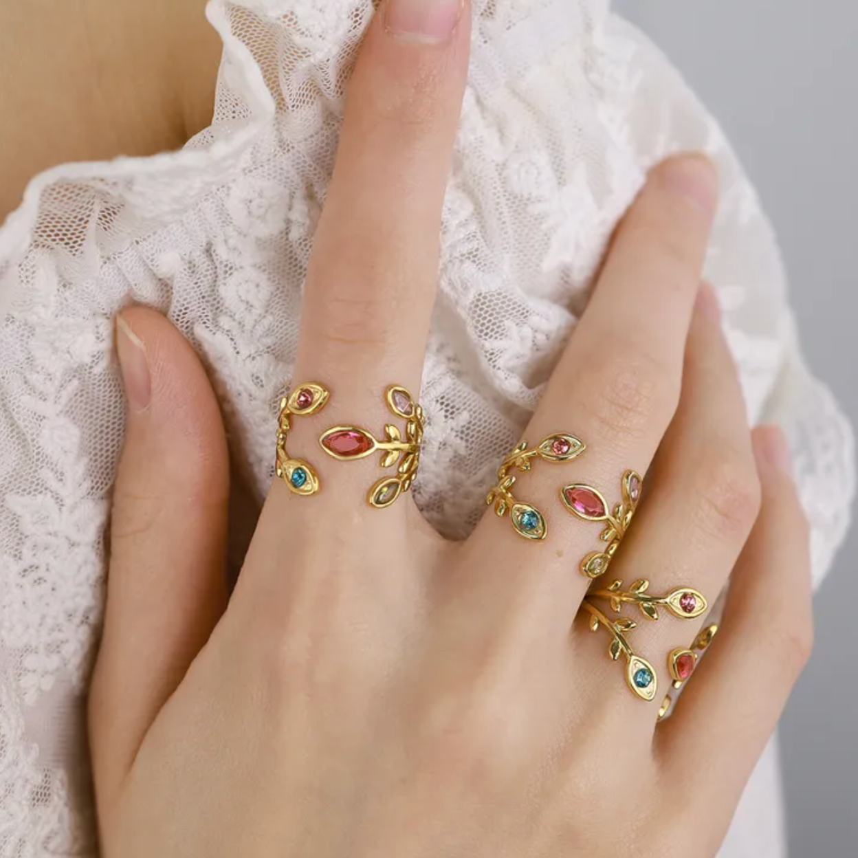 Inspirée par la nature, cette bague dorée en forme de branches feuillues, incrustée de cristaux colorés, allie finesse organique et éclat précieux. Un bijou poétique et moderne, parfait pour illuminer la main avec originalité.

Matériau : Acier inoxydable couleur doré, placage PVD or 18K, cristaux synthétiques multicolores, hypoallergénique, résistant à l’eau et à l’oxydation.

Dimensions : Diamètre intérieur 1,7 cm, hauteur 1,6 cm, poids 2 g, taille légèrement ajustable.

Design : Anneau végétal stylisé, a