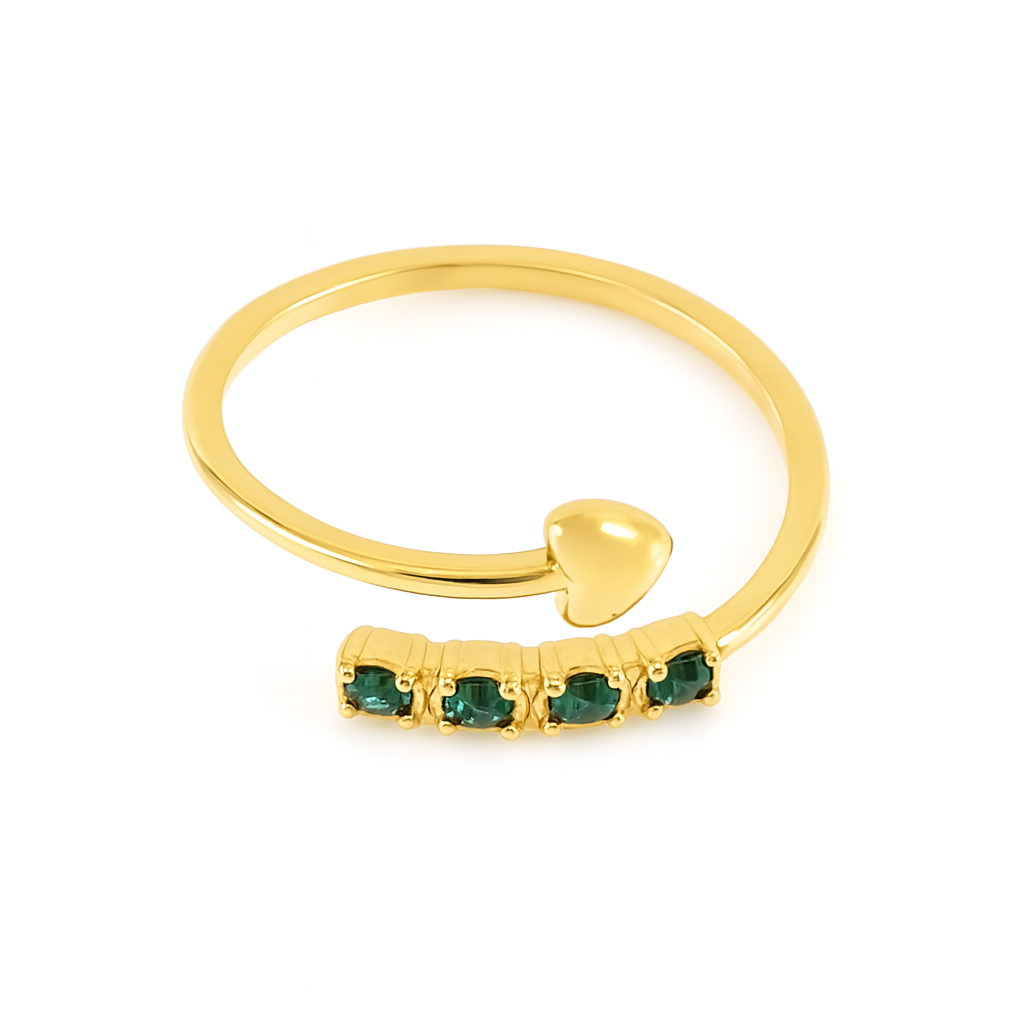 cette bague fine dorée en acier inoxydable, ornée d’un petit cœur ouvert et de quatre pierres vert émeraude. Chic et discrète, cette bague minimaliste ajustable s’adapte à toutes vos envies, du quotidien à l’occasion spéciale.