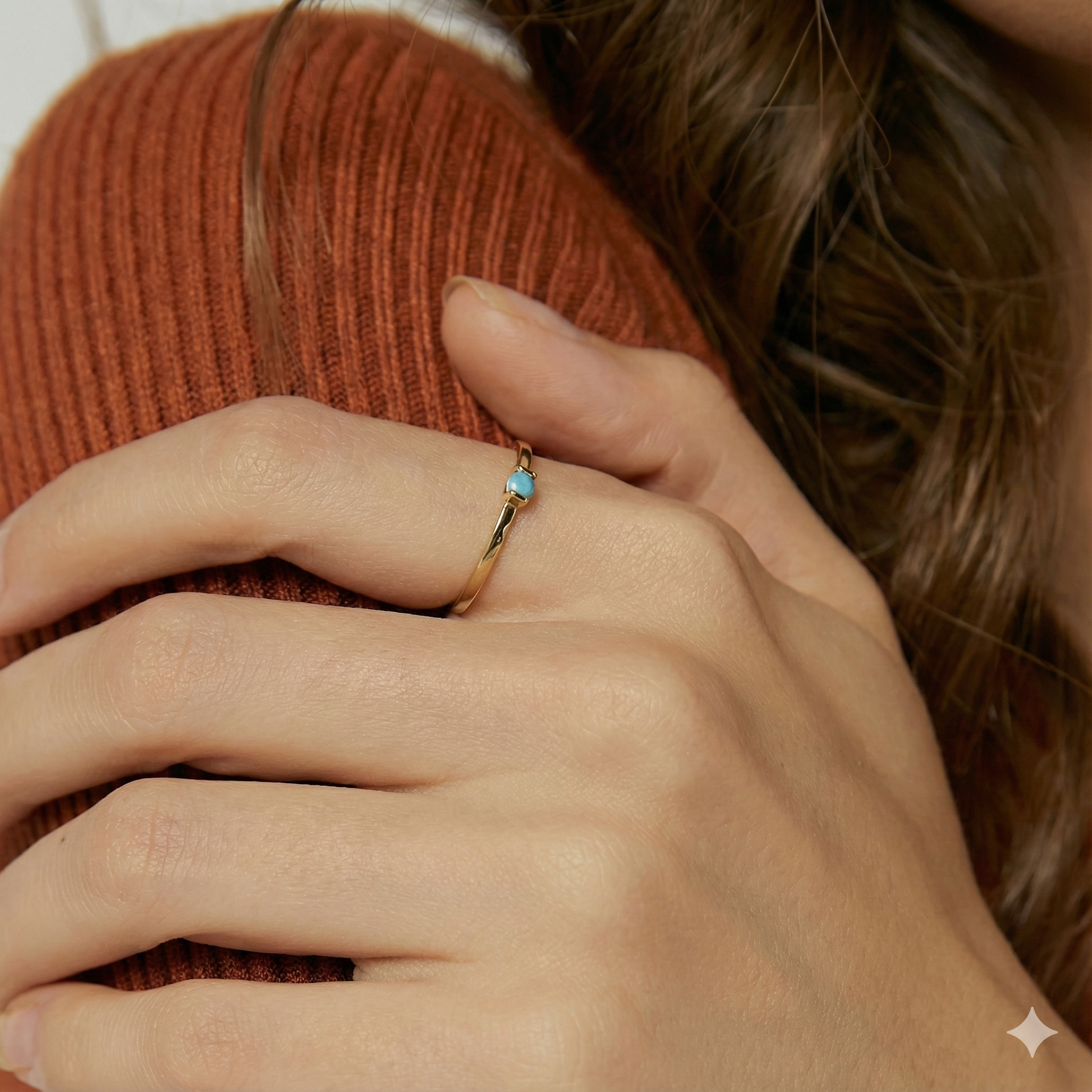 Bague fine dorée or 18k avec pierre turquoise facettée, design minimaliste élégant