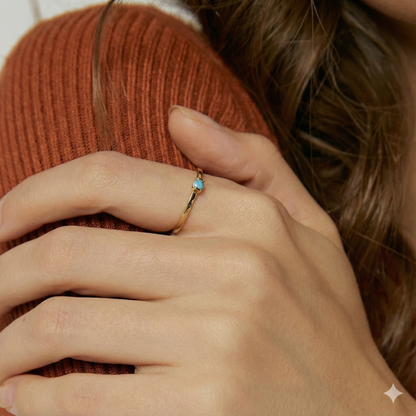 Bague fine dorée or 18k avec pierre turquoise facettée, design minimaliste élégant
